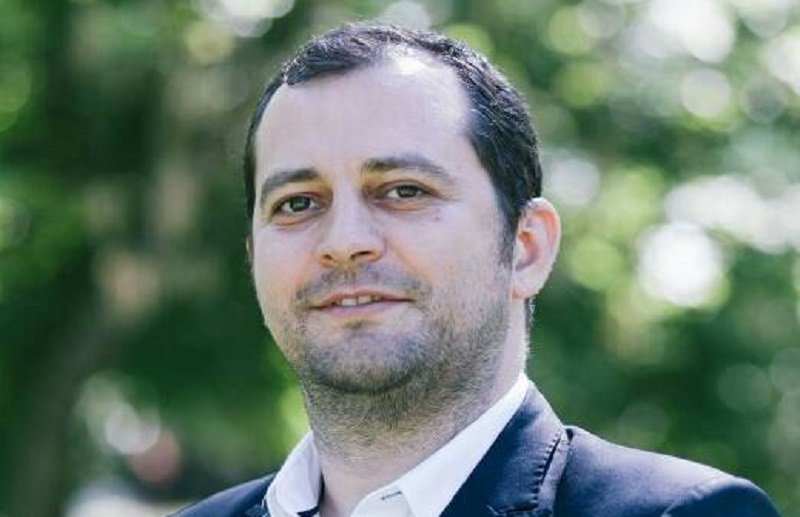 Răzvan Cadar (PNL): „Președintele PSD Arad dă exemplu de bună administrație o comună care a cheltuit bugetul pe trei ani pe coșuri de gunoi!”