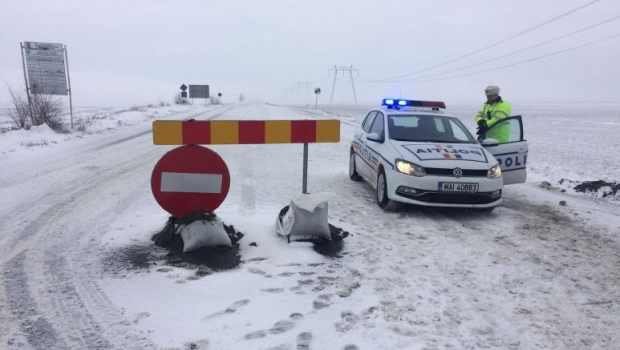 Opt drumuri judeţene închise, oameni fără curent electric. Cum se circulă în zonele afectate de zăpezi