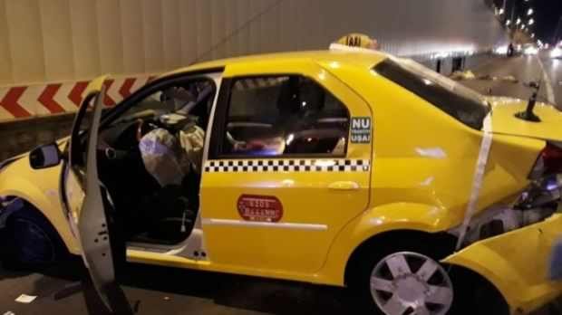 Poliţistă acuzată că a distrus un taxi: Colegii au încercat să muşamalizeze cazul fără a despăgubi proprietarul