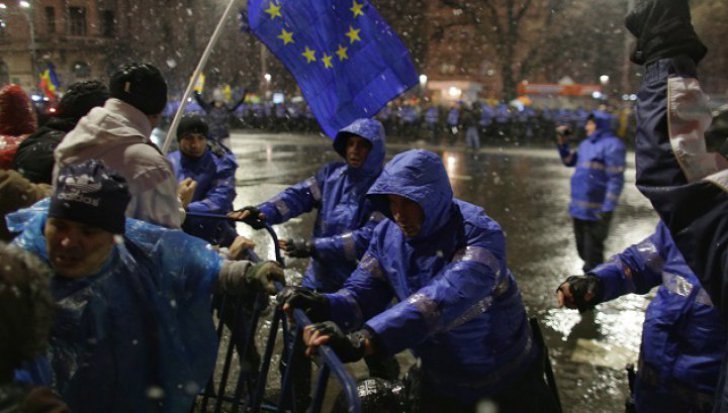 Jandarmii, violenţă EXTREMĂ la protestul de sâmbătă. Conducerea a demarat o anchetă