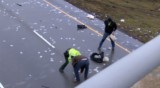 Mii de bancnote, adunate cu mătura de pe o autostradă din SUA