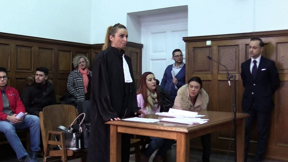 Studenţii Facultăţii de Ştiinţe Juridice a UVVG au îmbrăcat roba de judecător, procuror şi avocat
