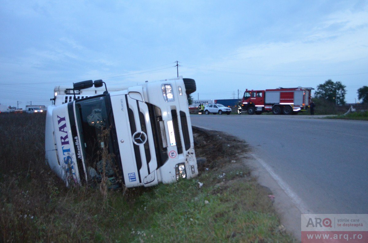 TIR răsturnat pe şoseaua de centură a Aradului