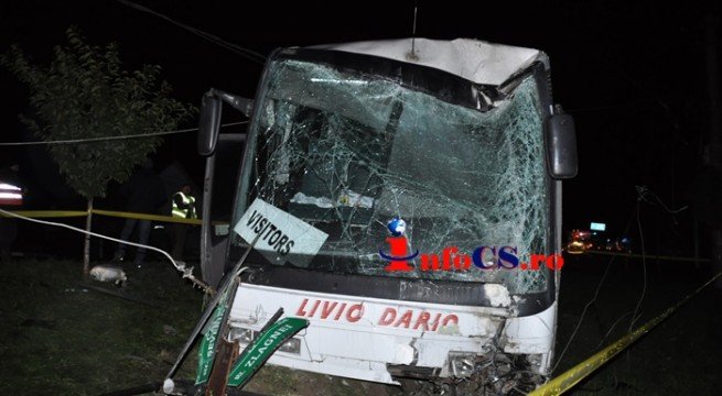 Accident groaznic în Caransebeş. Un autocar cu 50 de oameni a intrat într-un stâlp