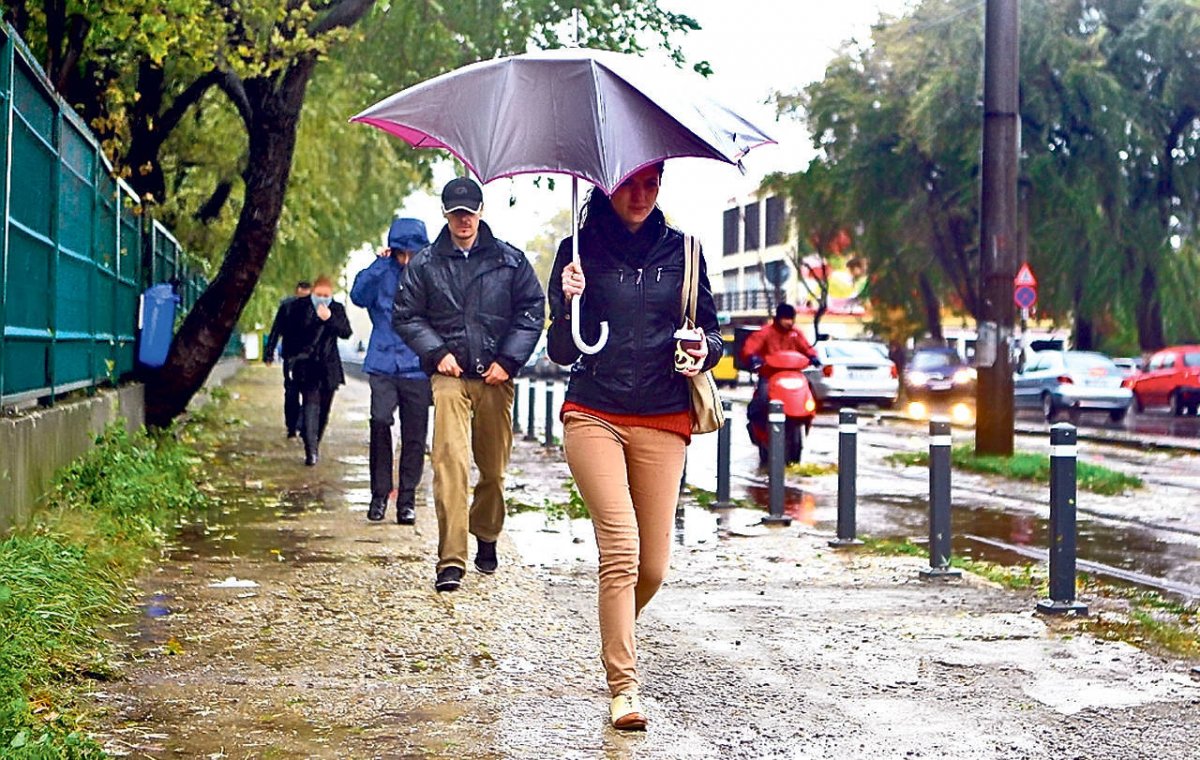 PROGNOZA METEO: Ploi răzleţe şi temperaturi scăzute în weekend