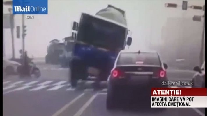 VIDEO | ACCIDENT CUMPLIT: O maşină, STRIVITĂ de o betonieră. Trei femei au murit