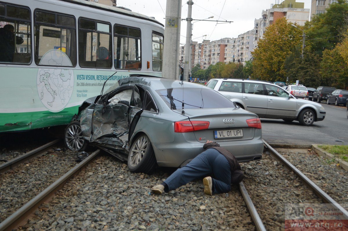 Tramvai + Audi = LEBADA răni ...