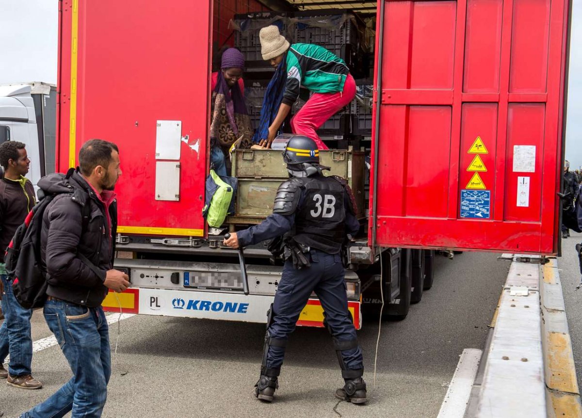 Peste 30 de imigranţi dintr-un camion înmatriculat în România, reţinuţi la graniţa bulgaro-turcă