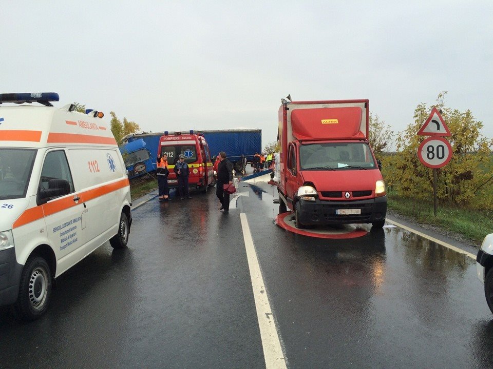 FOTO | ACCIDENT ÎN LANȚ lângă Arad, soldat cu doi răniți. A fost implicată și o ambulanță