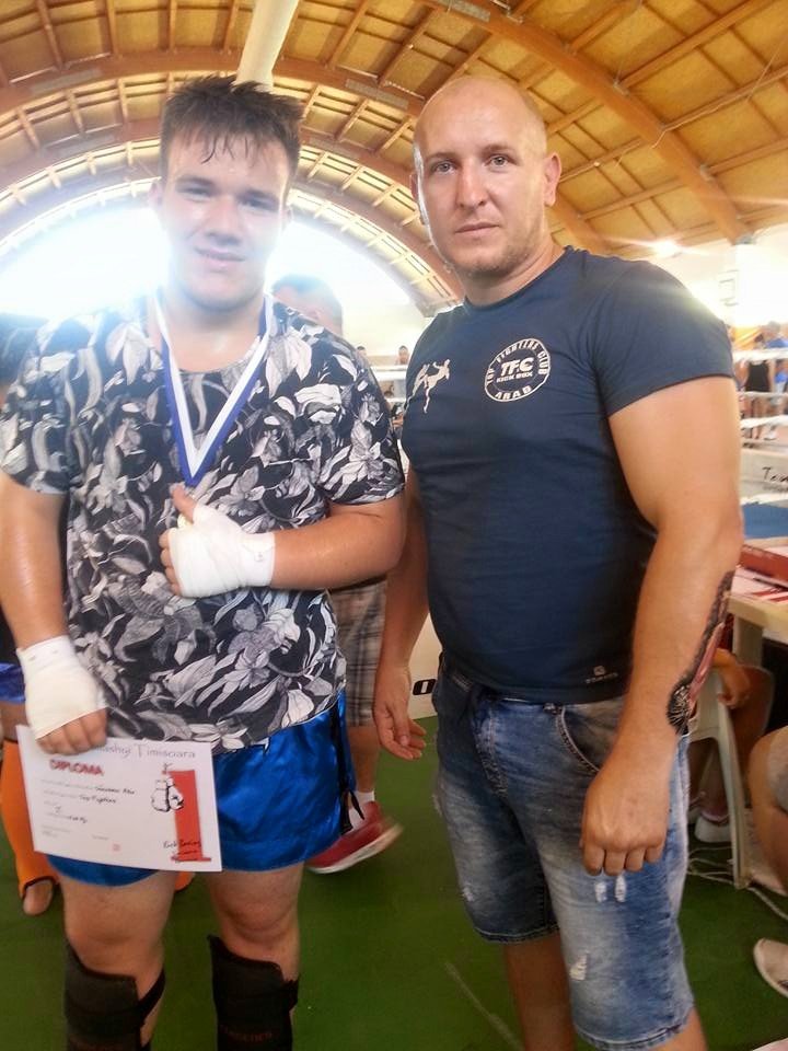 Arădeanul Alex Savianu, cu un pas mai aproape de centura de campion West Kickboxing League