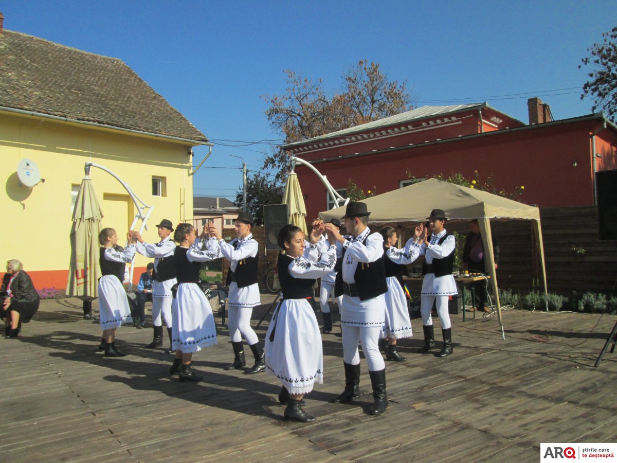 Folclor şi mâncare tradiţională la Zilele Cartierului Pârneava (FOTO)