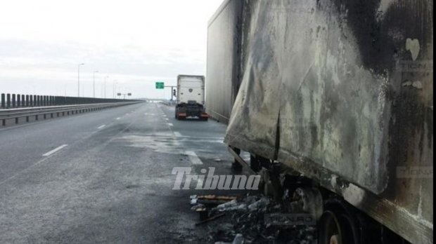 Un camion plin cu vite a luat foc pe autostradă