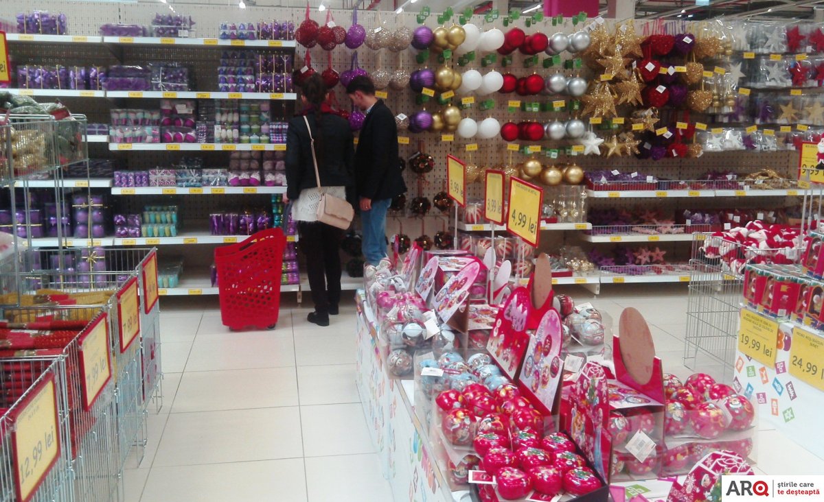 În magazinele din Arad a venit deja Crăciunul. Au apărut raioanele cu decorațiuni