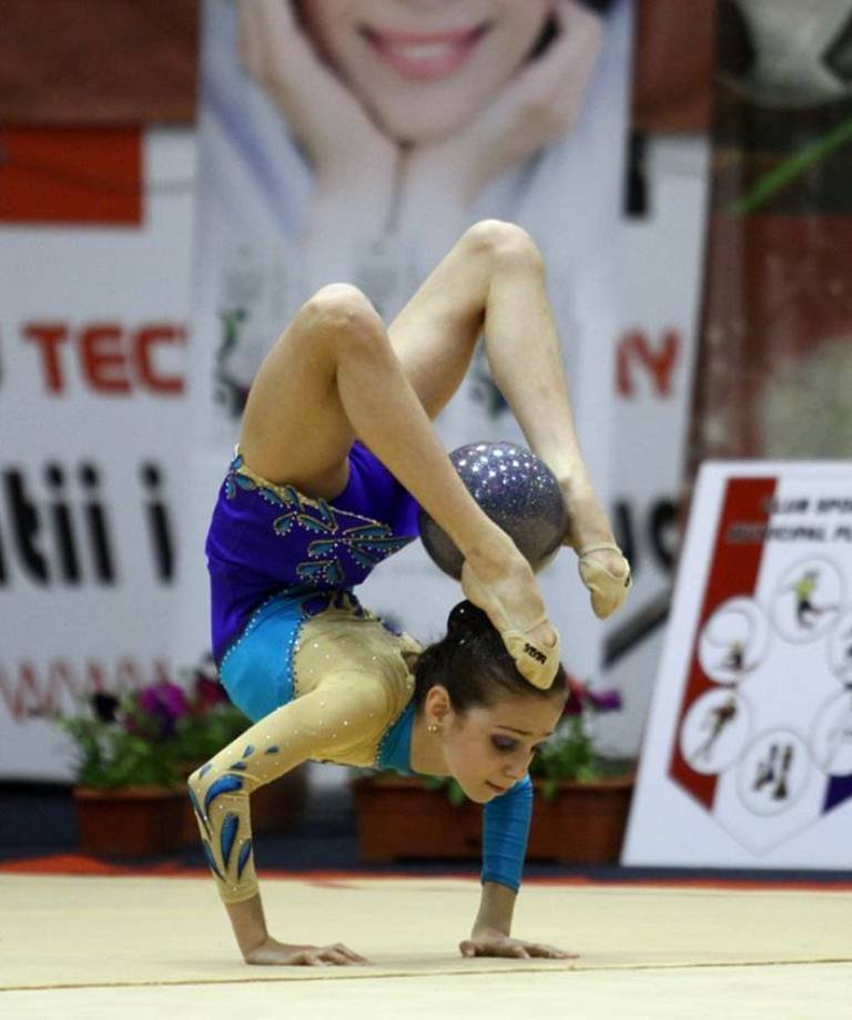 Arădeanca Sonia Ichim, cvadruplă medaliată la Naţionalele de gimnastică ritmică