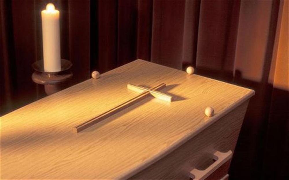 Vezi motivul incredibil pentru care o bătrână de 93 de ani din România a fost înmormântată în grădina casei