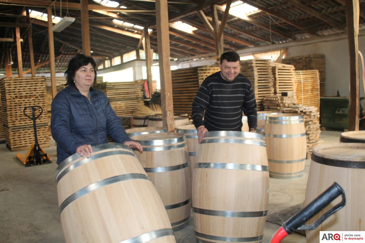 FOTO | O familie din Sebiș confecţionează butoaie de vin pe care le exportă în ţări de pe cinci continente