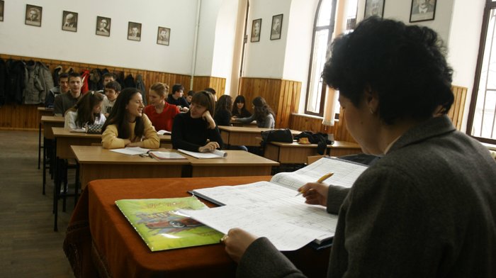 Primarul susține că nu există bani pentru salariile profesorilor arădeni pe luna decembrie