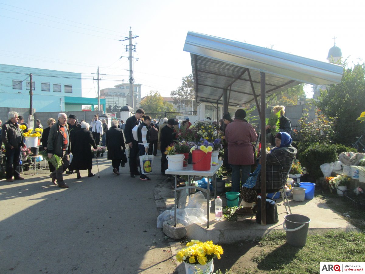 Arădenii au luat cu asalt cimitirul “Eternitatea” de Ziua Morţilor (FOTO)