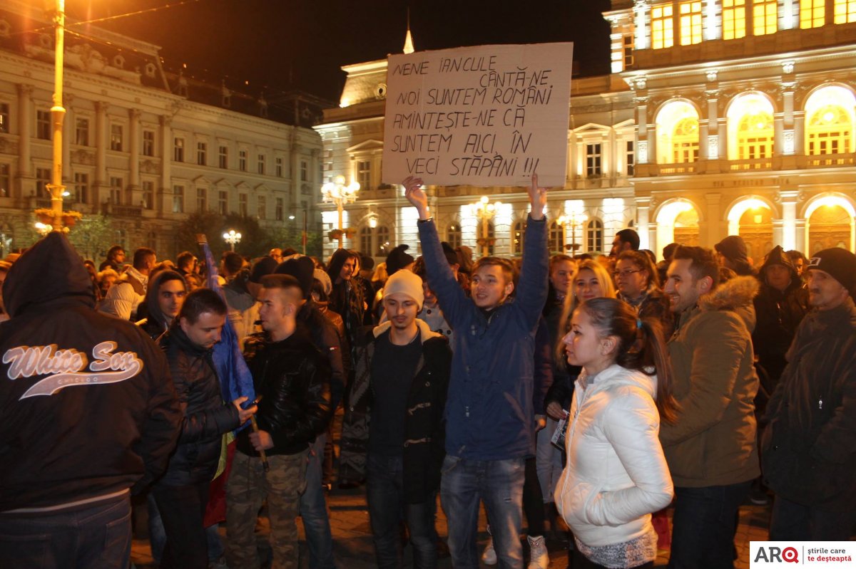 Peste 250 de arădeni protestează în faţa primăriei