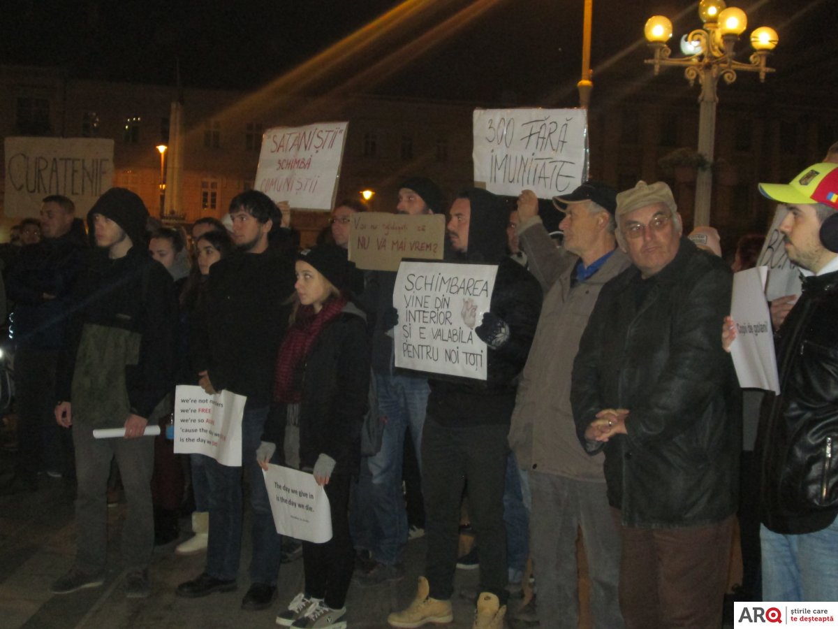 Arădenii au ieşit în stradă şi joi pentru o nouă zi de proteste (FOTO)