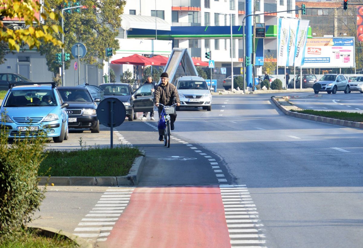 Pistele de biciclete ajung pe bulevardul Revoluției. Parcările oblice devin paralele