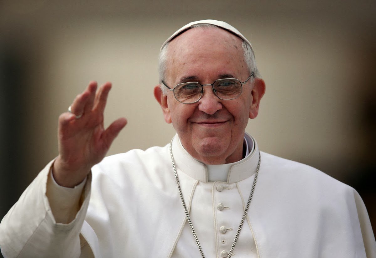 Papa Francisc, ajutat să urce trepte într-o bazilică pentru a doua oară în trei zile