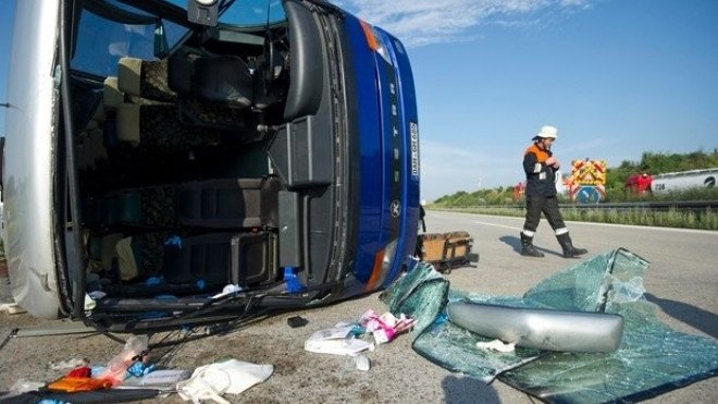 Un microbuz cu pasageri români, implicat într-un accident în Ungaria: Un MORT şi 15 răniţi