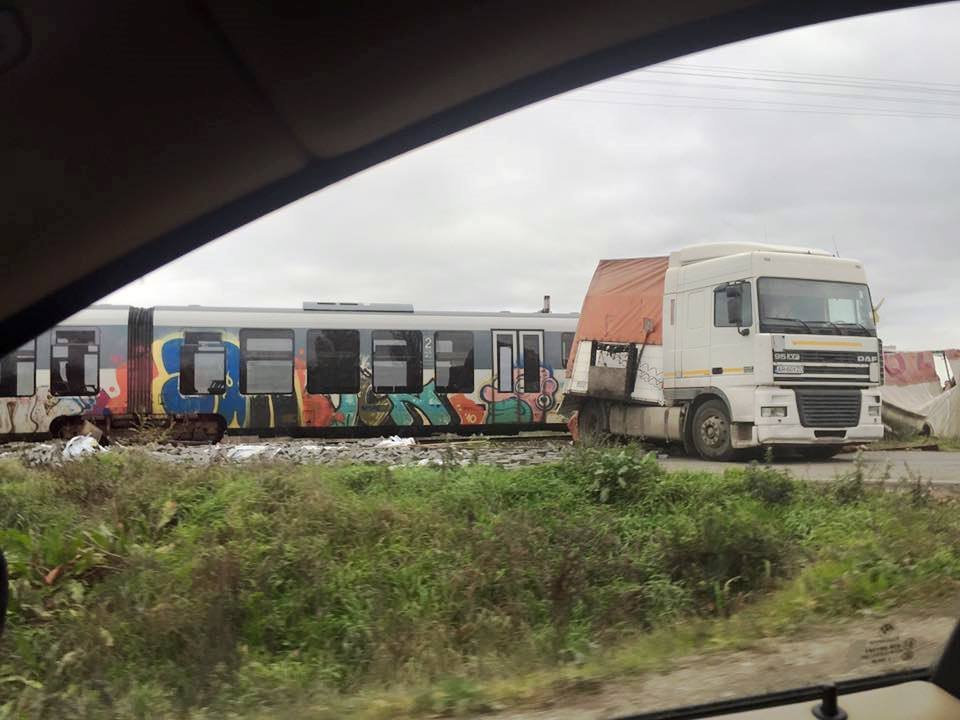 ACCIDENT FEROVIAR | Un tren cu 50 de pasageri a lovit un TIR, la Nădab