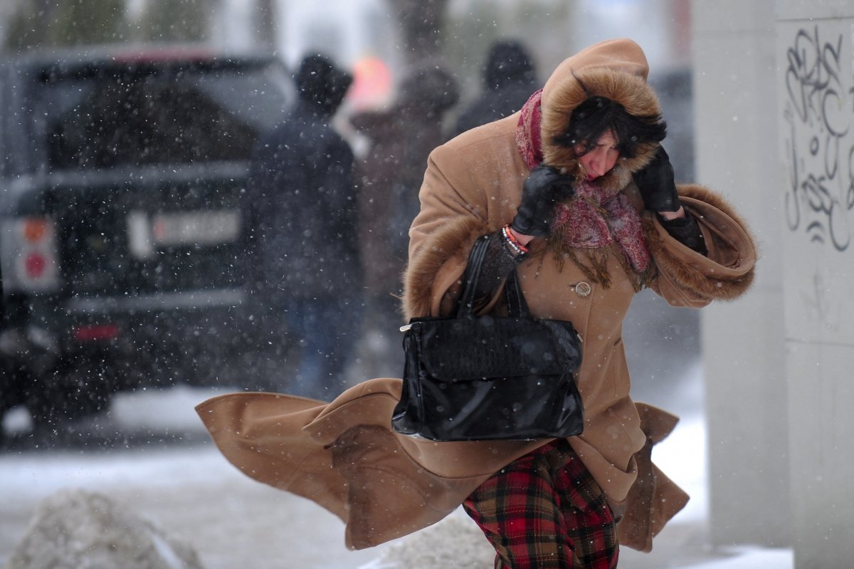 ATENŢIONARE METEO: Cod GALBEN de ploi abundente, vânt puternic, frig şi NINSORI