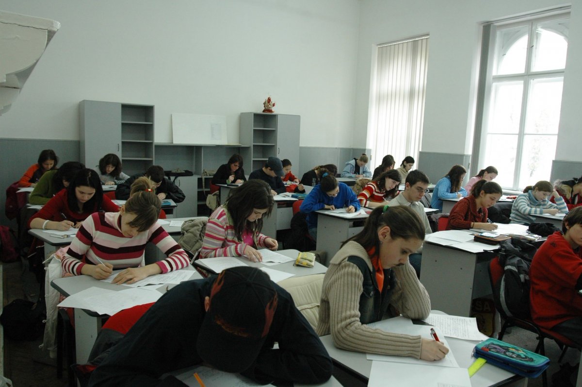 Ministerul Educaţiei cere şcolilor să îi pregătească suplimentar pe elevi pentru Evaluarea Naţională şi BAC