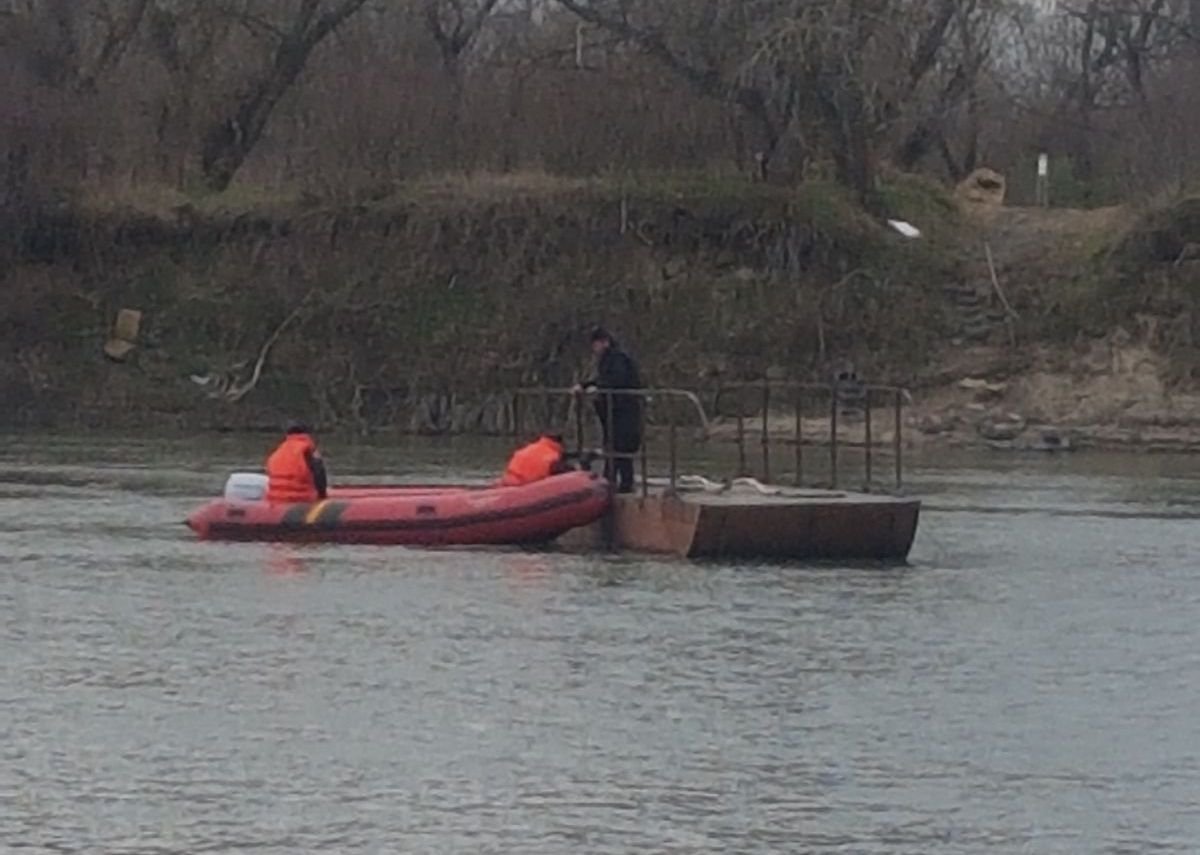 Bărbat salvat de pe bac