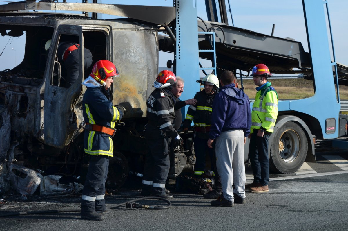 Un autotrailer a luat foc pe autostrada Arad - Timișoara 