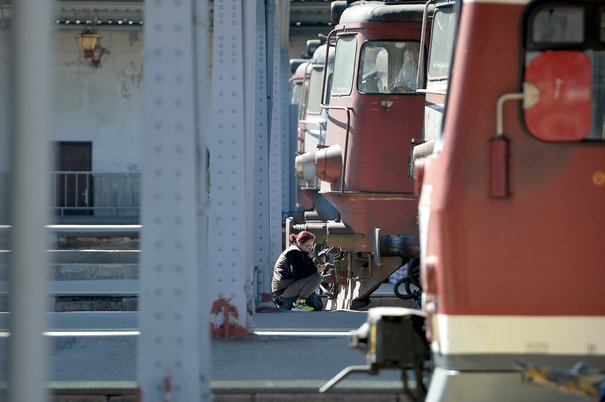 Un bărbat a fost bătut de controlor și dat jos din tren în județul Arad