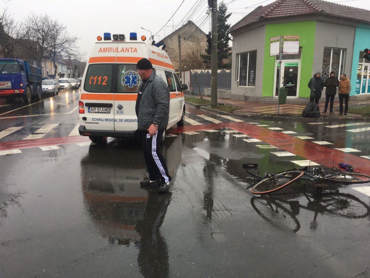 Accident cu biciclist în intersecție