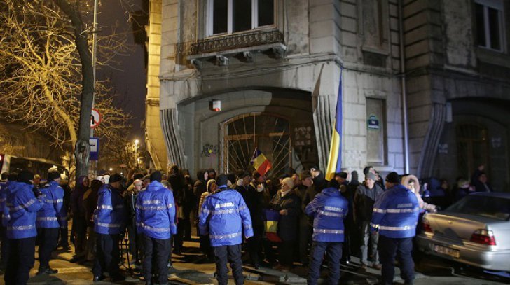 Protest în faţa sediului DNA. Se cere demisia lui Kovesi. La miting au apărut şi contramanifestanţi