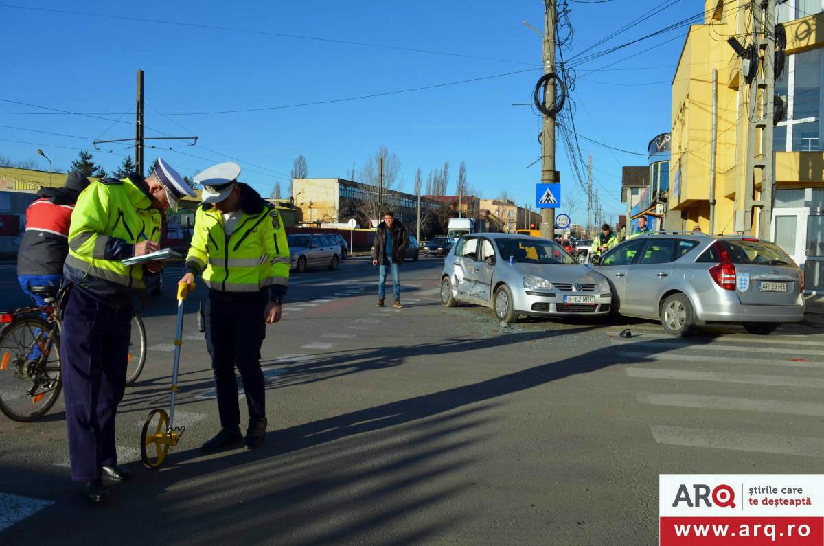 După ce a lovit un VW, proiectându-l într-un Kia, o femeie (?!) panicată a fugit de la locul faptei (FOTO)