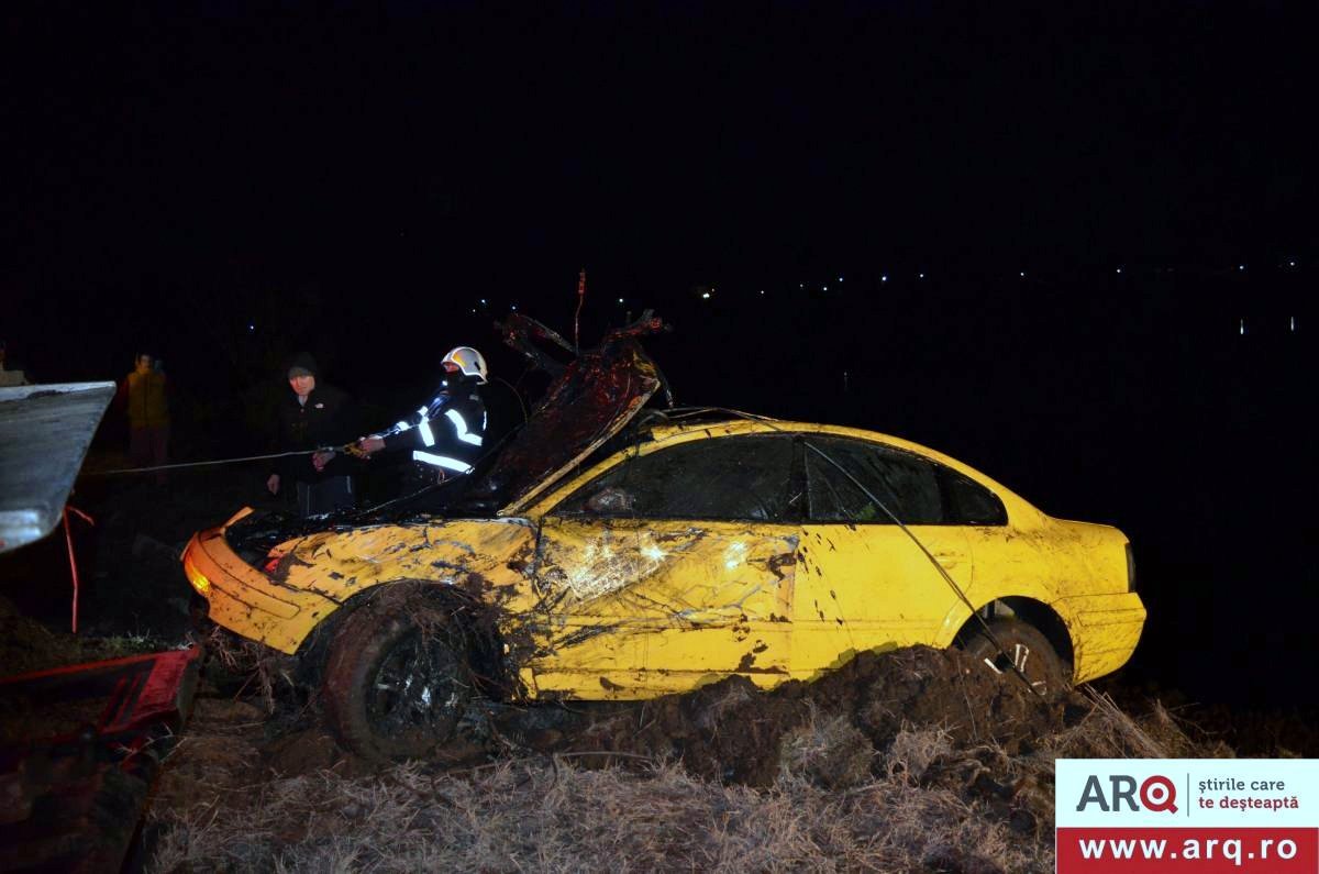 S-a sinucis aruncându-se cu mașina în lac la Ghioroc (Foto-Video)