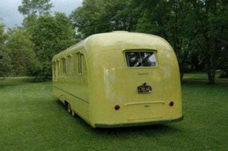 Au găsit într-un camping uitat o rulotă fabricată în anul 1953. Au intrat în ea şi s-au cutremurat