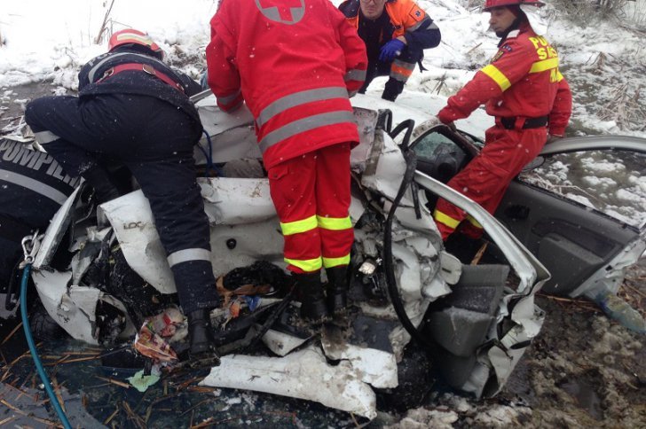 Tragedie pe şosea, o femeie a murit după ce un autoturism s-a izbit de un TIR