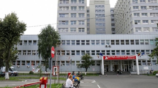 Un bărbat s-a aruncat de la etajul zece al Spitalului Judeţean de Urgenţă din Baia Mare