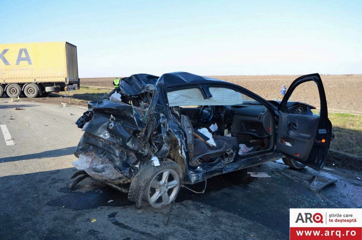 Accident cu un Peugeot și două TIR-uri lângă Păuliș (FOTO)
