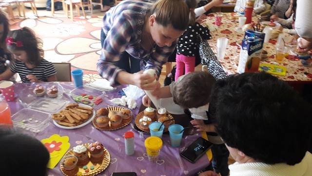 „Prăjiturim” pentru mama la grădiniţa Liceului German „Adam Muller Guttenbrunn”