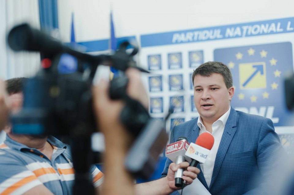 Bogdan Boca (PNL): „Stoenescu a votat împotriva burselor pentru elevii arădeni, iar acum vrea să profite de pe urma acestora!”