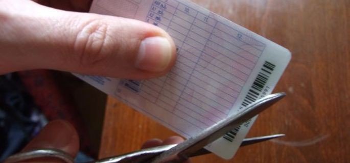 Cetăţean român prins la vamă conducând cu permis de conducere fals