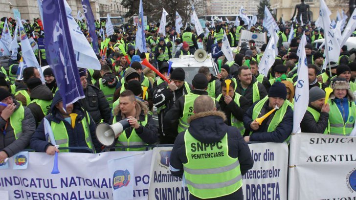 Protest masiv la Ministerul de Interne: Polițiştii şi angajaţii din penitenciare, în stradă