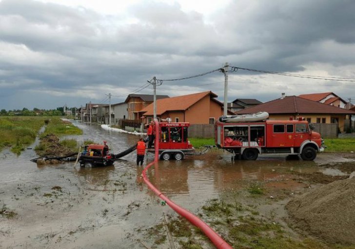 Pericol de inundaţii. Coduri portocaliu şi galben pentru jumătate de ţară