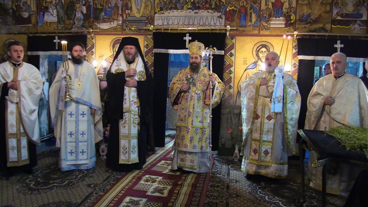 Slujire Arhierească la Parohia Chelmac din Arhiepiscopia Aradului în Duminica Floriilor