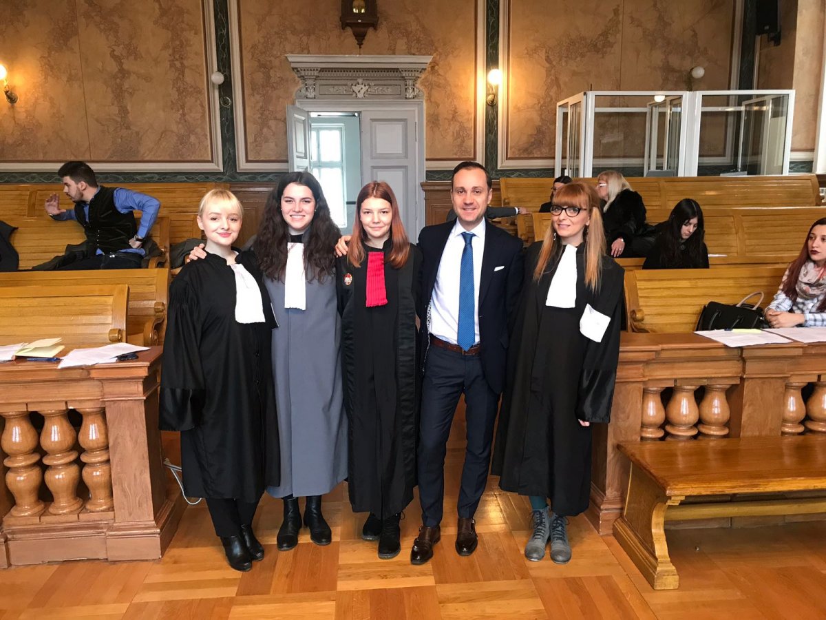 Proces simulat de către studenții Facultăţii de Ştiinţe Juridice a UVVG, în cadrul activității „Școala altfel”, la Tribunalul Arad