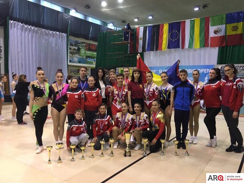 Trei medalii de aur , cinci de argint și tot atâtea de bronz  cucerite de cluburile Universitatea Arad și Urania Arad , la concursul de gimnastică aerobică ” Solvak Aerobic Open ” de la Nove Zamky.