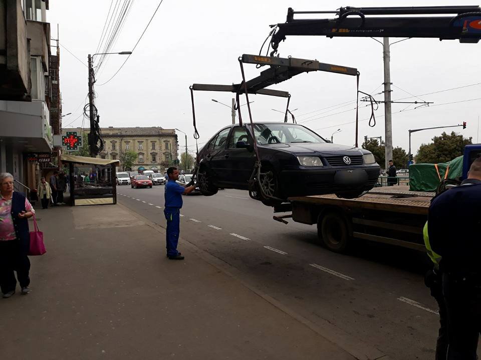 A fost reluată ridicarea maşinilor parcate neregulamentar!